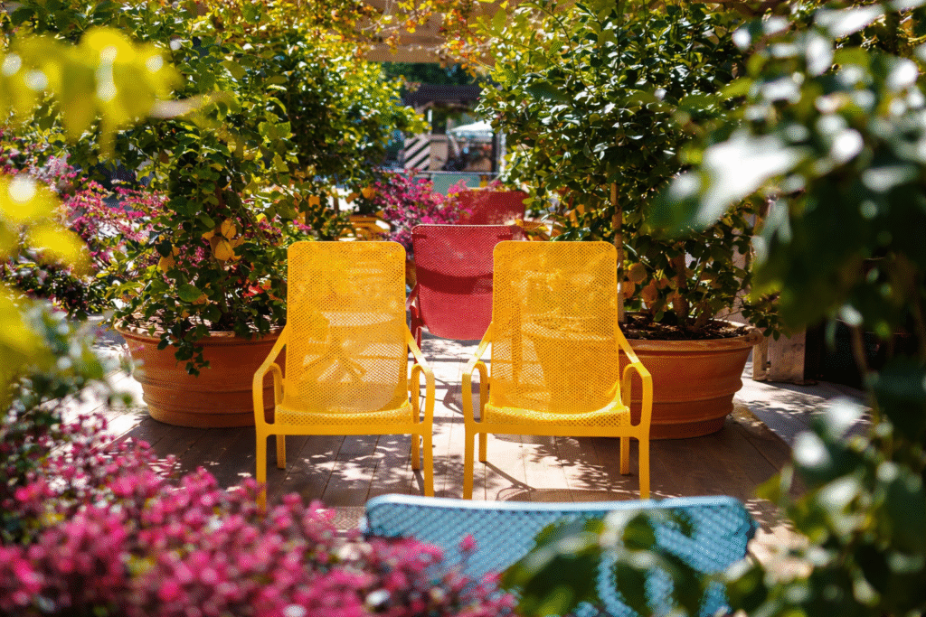 bunte gartenstühle im sonnenschein