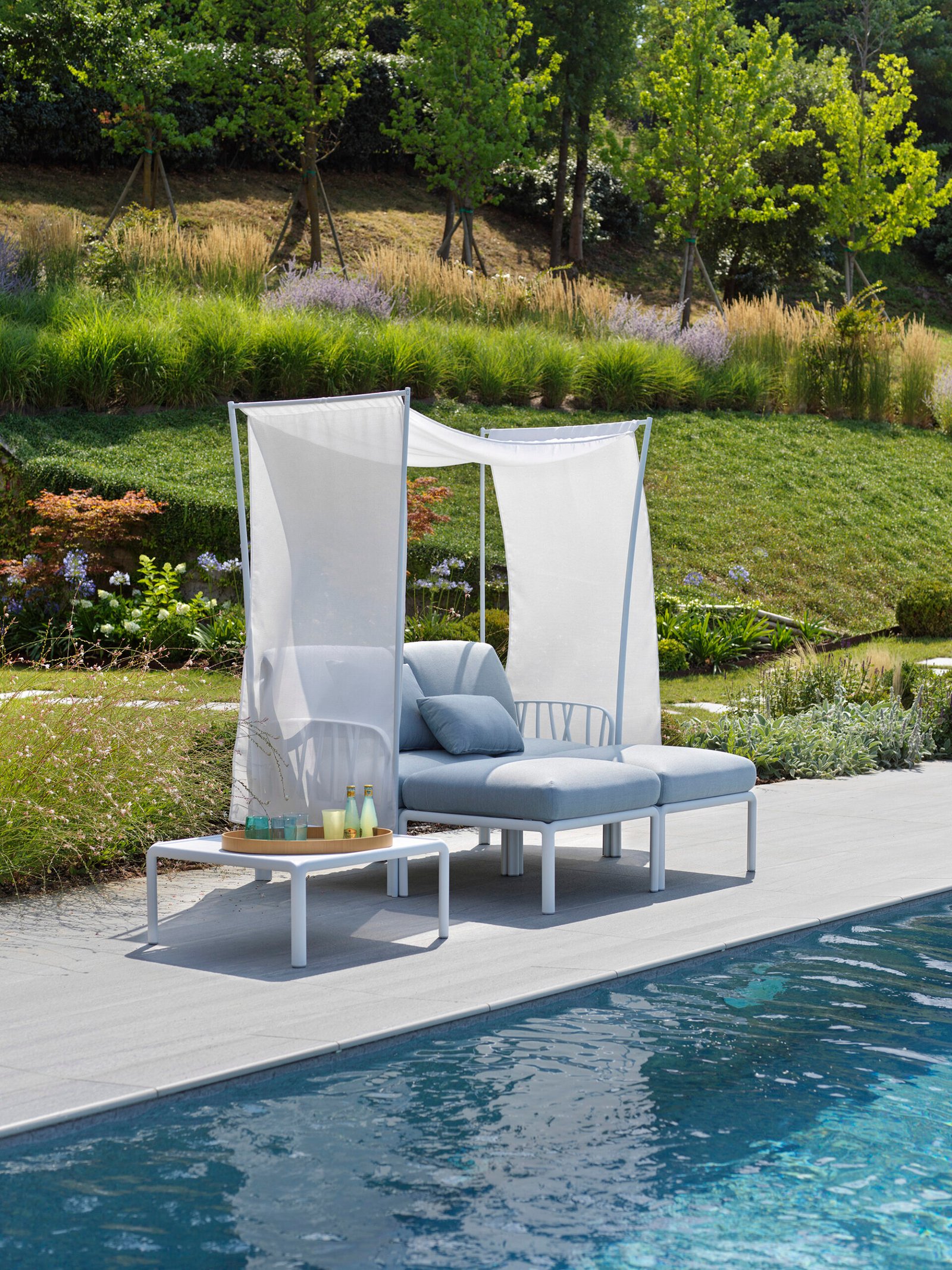 komodo 2 seater sofa with sunshade accessory bianco