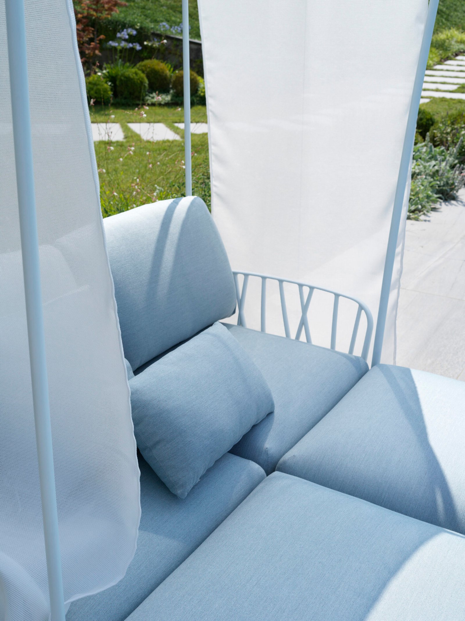 komodo 2 seater sofa with sunshade accessory bianco