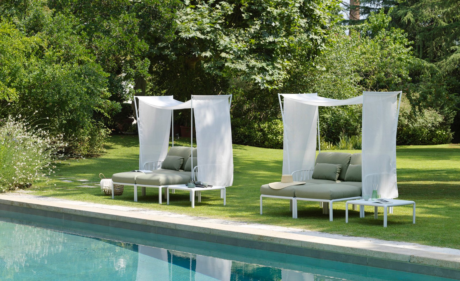 komodo 2 seater sofa with sunshade accessory bianco